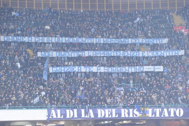 Napoli-Roma, l'omaggio dei tifosi a Sorrentino e il gol di Callejon