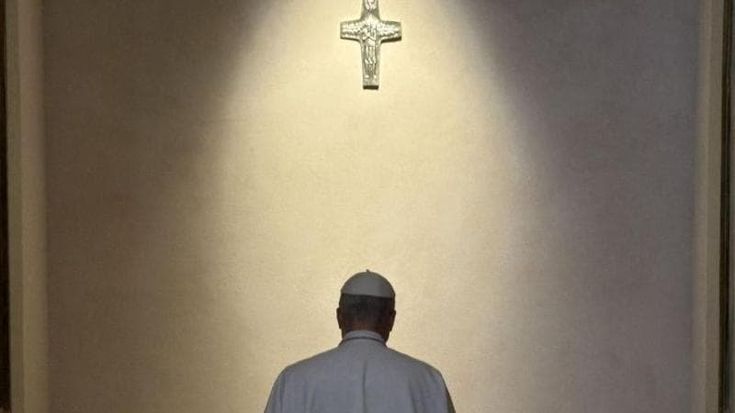 Una rosa sulla tomba di Francesco. Papa Leone XIV: “Adesso riprendiamo il cammino”