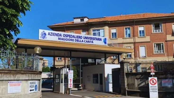 Chiede ai vicini di smettere di urlare e viene accoltellato, grave in ospedale a Novara