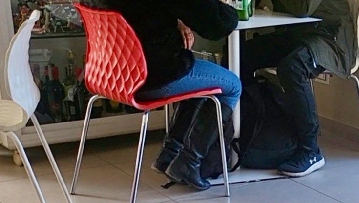 Bari, coppia di ventenni per giorni mangia e dorme senza pagare il conto: incastrata dall'allarme social dei gestori truffati