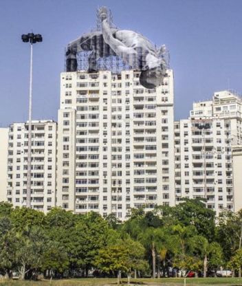 Rio 2016, due atleti giganti tra le strade della città: l'installazione artistica per le Olimpiadi