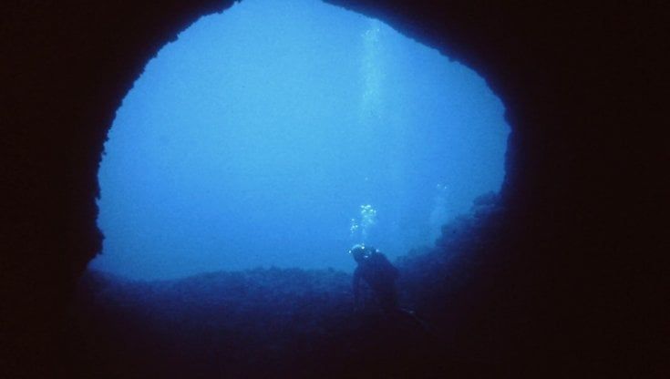 Salento, nella grotta sottomarina si forma la nebbia: il mistero svelato con un esperimento unico al mondo
