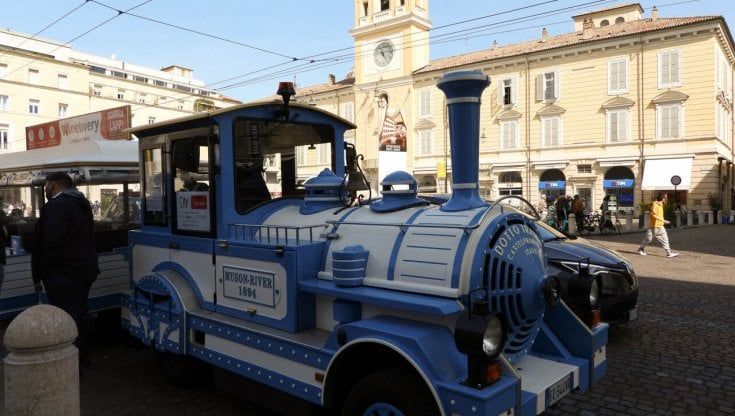 Torna il trenino elettrico per il giro in centro a Parma 