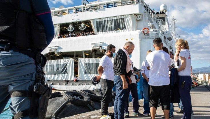 Migranti, la rabbia per la selezione a bordo: "Ci hanno fatto mettere in fila, poi il verdetto" 