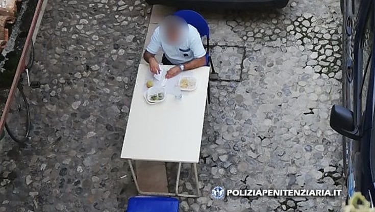 Green Pass, scoppia il caso dei poliziotti senza certificato. Esclusi dalle mense: i sindacati protestano