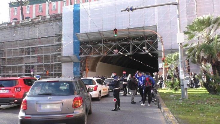 Napoli, finiti i lavori alla facciata: la Galleria Vittoria chiuderà per 48 ore, riapre alle auto il lungomare