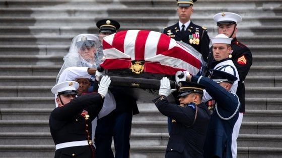 L'America dice addio a McCain. La figlia attacca Trump, impegnato su un campo da golf