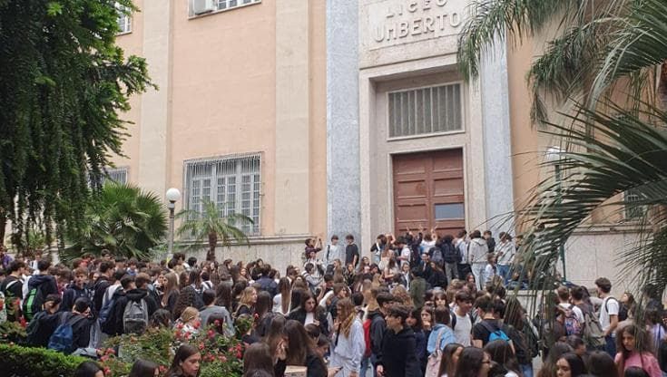 Napoli, liceo Umberto: vigili del fuoco aprono l’ingresso bloccato con la colla