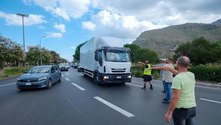 Blocco dei Tir, mezzi fermi. Si svuotano i supermercati. “Danni fino a 50 milioni di euro”
