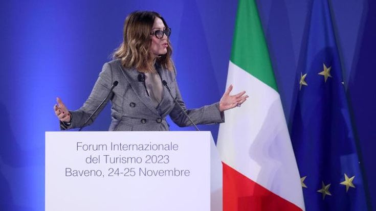 Santanchè, forum del Turismo “ovattato”: gianduiotti, piscina e cene di gala. Ma gli ospiti sono inavvicinabili