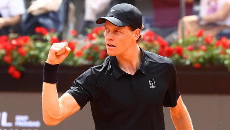 Sinner batte Rublev e vola in semifinale a Roma: 32 vittorie di fila nei Masters 1000, è record