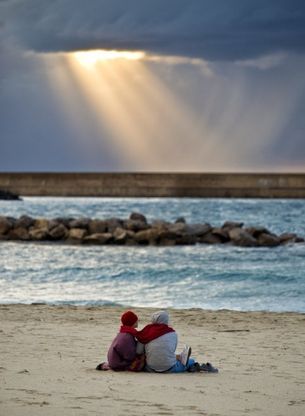 Due cuori e una sciarpa, lo scatto al tramonto di Forio