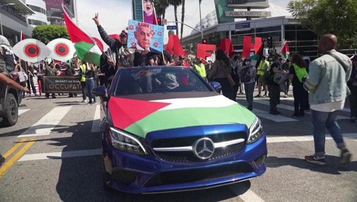 Oscar 2024, manifestanti pro Palestina disturbano l'arrivo delle star: "Mentre guardate, lì piovono le bombe"