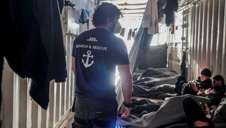Migranti, l'Ocean Viking approderà domani a Tolone. Il ministro francese: "Ci saranno conseguenze. Non accoglieremo i 3500 rifugiati in Italia"
