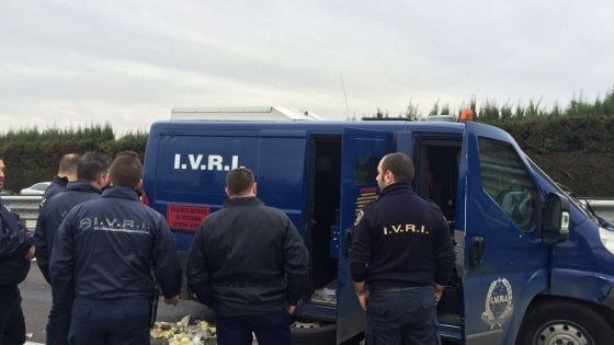 Arezzo, portavalori orafi rapinati con la pistola, via titoli bancari