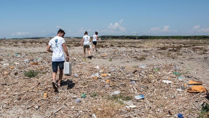 In Campania è emergenza mozziconi in spiaggia: ce ne sono 90 ogni 100 metri