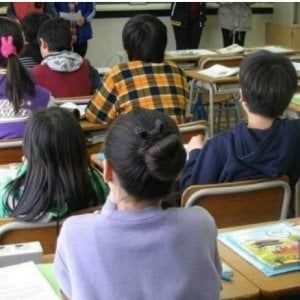 Ragazzino di 11 anni prelevato a scuola dagli assistenti sociali 