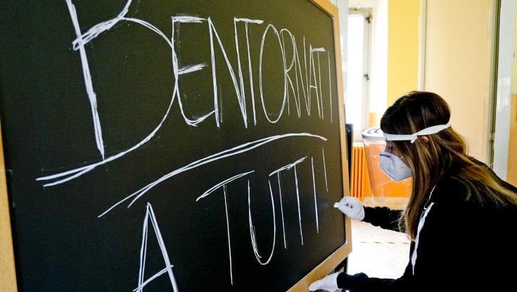 Scuola, piano per la riapertura a Bari: il 7 gennaio rientra la metà degli studenti, doppi ingressi e bus da potenziare