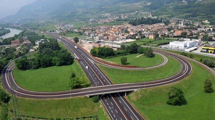 Autisti di Tir e autobus, la grande fuga: poche patenti rilasciate e mancano gli istruttori