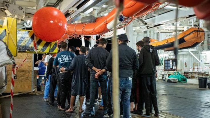 Nave migranti a Salerno con 257 persone: 50enne arriva dalla Germania e attende la moglie sulla banchina