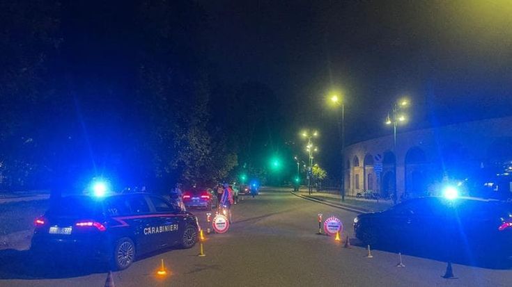 La neopatentata e il tassista: a Milano notte di controlli con l’alcoltest e denunce