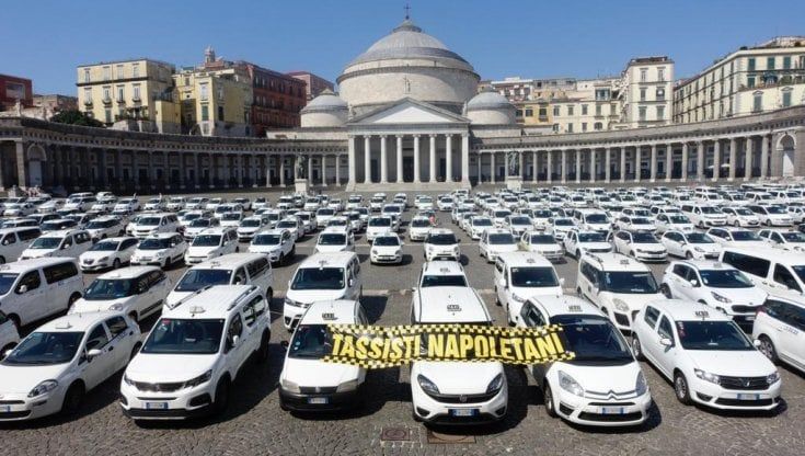 Sciopero taxi a Napoli: occupata piazza del Plebiscito da centinaia di auto