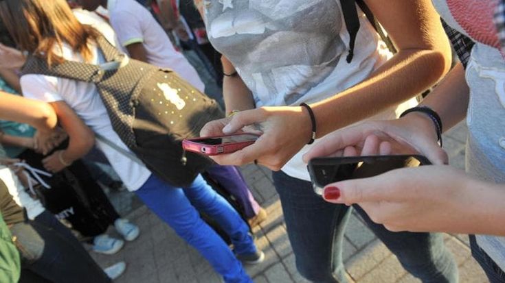 “Via i social agli under 15” . La corsa del governo alla legge già in cantiere
