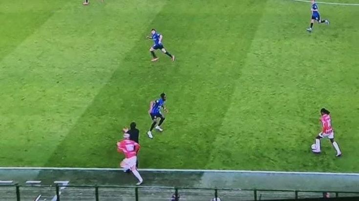 Theo Hernandez costretto a dribblare Inzaghi: la foto fa arrabbiare i tifosi rossoneri