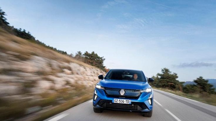 Rafale Hyper Hybrid E-Tech 4x4: il punto d’incontro Renault tra efficienza e prestazioni