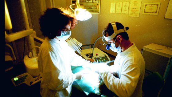 Milano, dopo il caffè la visita medica 'sospesa': con 10 euro dentista gratis per chi è bisognoso