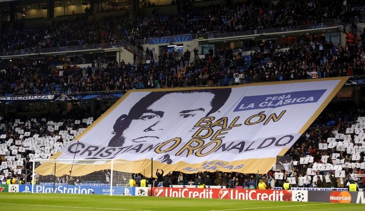 Real Madrid, tifosi in maschera per Pallone d'Oro a Ronaldo