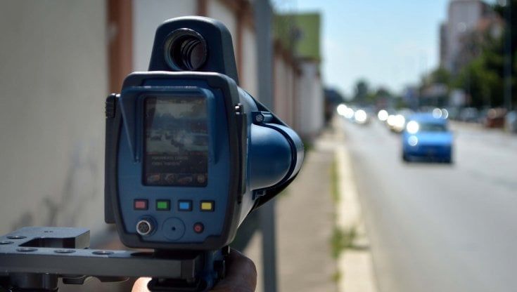 In Porsche a 230 orari sulla strada degli scrittori, denuncia e multa per un automobilista