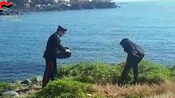 Catania, stupro di gruppo su 19enne: filmano tutto con  il telefonino, arrestati tre ragazzi 