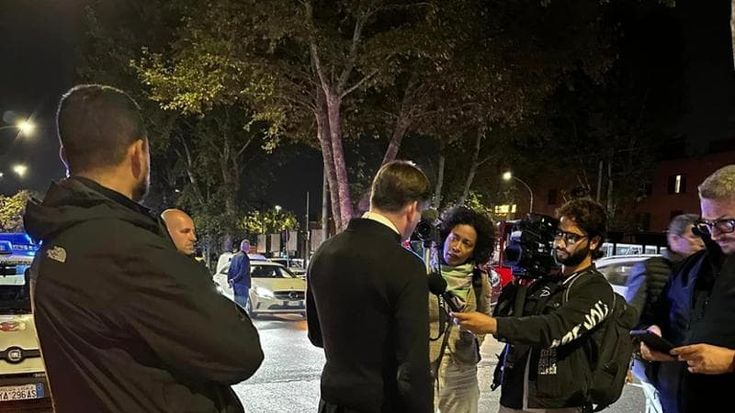 Don Coluccia al Quarticciolo, tensione per la fiaccolata: “Lanciate bombe carta”. I residenti: “Sfilata che non risolve i problemi”