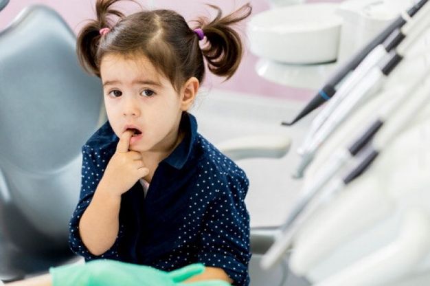 Carie nei bambini, dietrofront dei dentisti sul fluoro: "Niente gocce, basta il dentifricio"