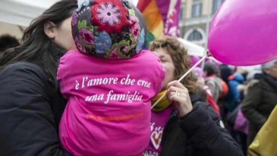 Firenze, il Comune riconoscerà i figli delle famiglie Arcobaleno