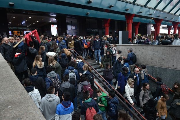 Milano, il caos a Cadorna per lo sciopero sociale
