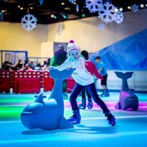 A Cinecittà World arriva il regno del Ghiaccio, pista di pattinaggio e palle di neve in piena estate