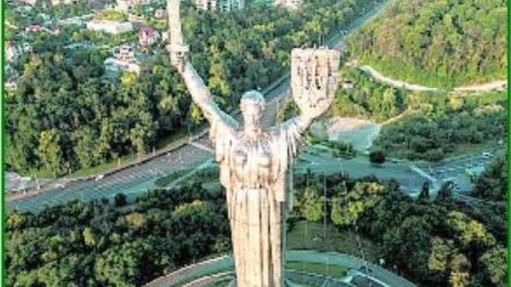 Ucraina, nel giorno dell’indipendenza, la statua della “Madre Patria” sfida i Kalibr russi col tridente