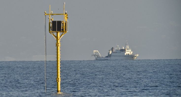 Una torre anti-inquinamento nel mare di Napoli