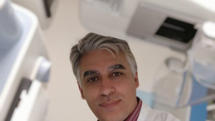 "Il Covid è un bullo che ruba i motorini e si ferma così", la verità sui vaccini spiegata con ironia da un medico di Bari