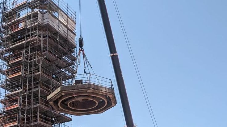 Bologna, al via la demolizione della torre idrica del Comunale: sarà smantellata per sempre
