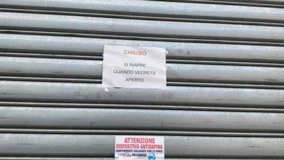 Quando riapre il negozio ? L'insolito messaggio sulla saracinesca a Parma 