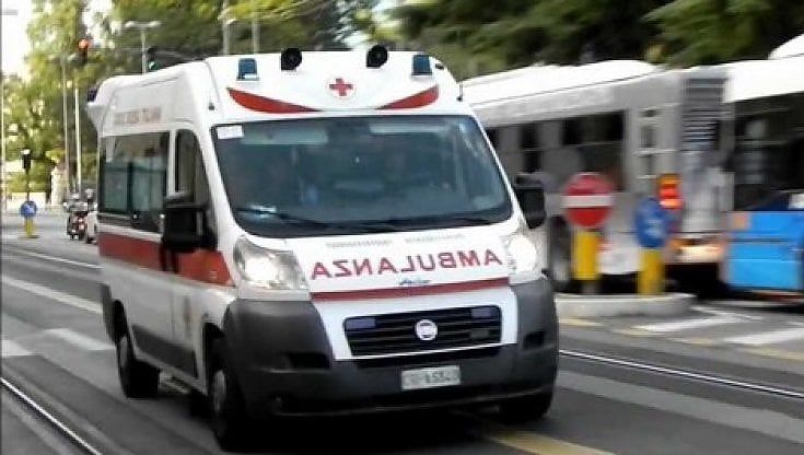Incidenti sul lavoro, a Vieste operaio della raccolta rifiuti cade dal camion e muore