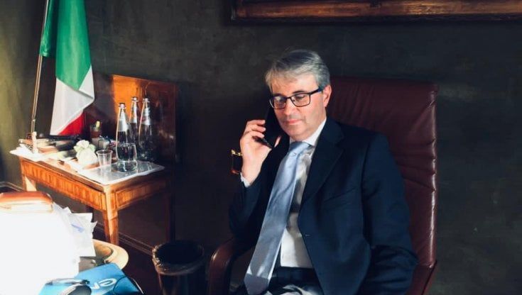 Il sindaco di Varese Galimberti apre un filo diretto con i cittadini positivi al Covid: "Non siete numeri, chiamatemi per essere aiutati"