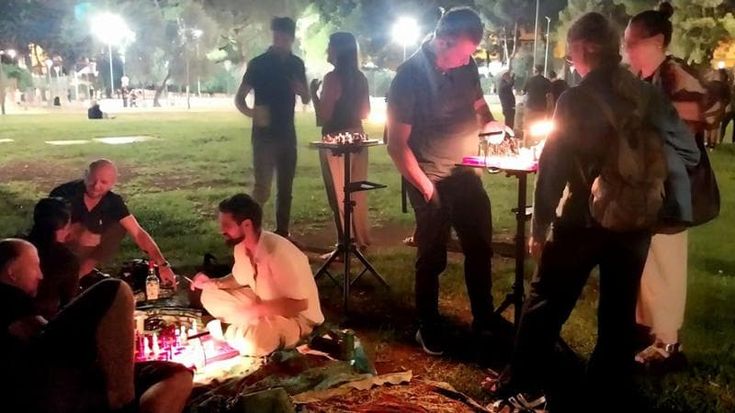 Passione scacchi, a Bari si gioca sul mare, nel parco o al bar: “Le nostre serate nate su whatsapp”