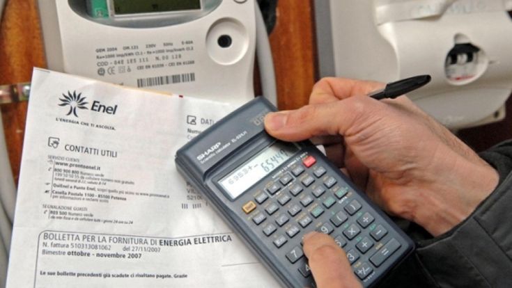 L’ira degli operatori elettrici: “È ingiusto pagare le tasse sulle bollette non incassate”