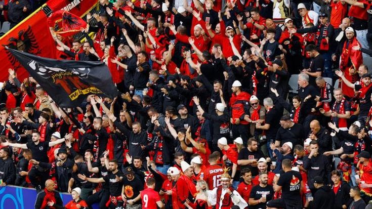 Italia – Albania, fermati 67 italiani con coltelli e bombe carta: stavano preparando un agguato. La squadra fischiata all’ingresso dello stadio di Dortmund