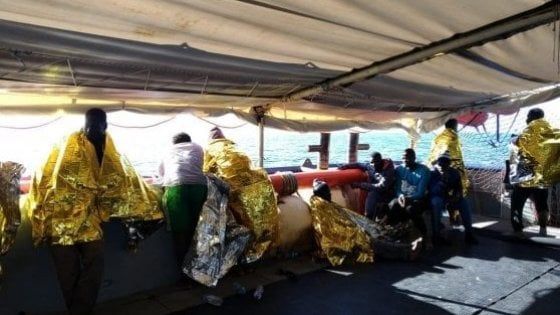 Cento sul barcone in avaria soccorsi da un mercantile chiamato dalla Libia: sono diretti a Misurata