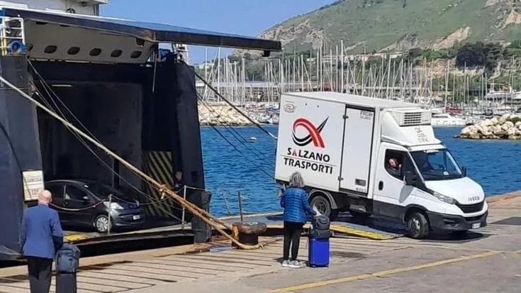 Pozzuoli, a rischio i trasporti per le isole: stop a bus e camper per Ischia e Procida